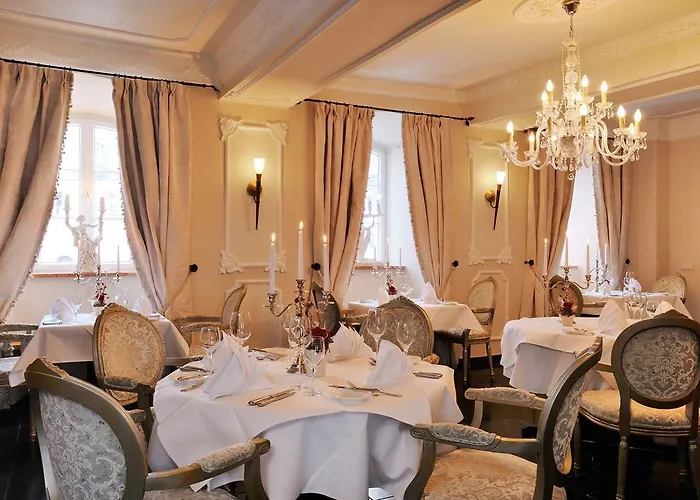 Schlosshotel Burghaus Kronenburg