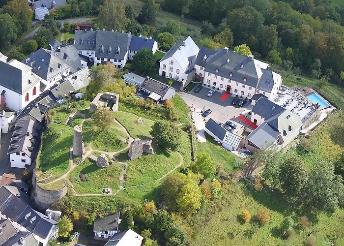Schlosshotel Burghaus Kronenburg