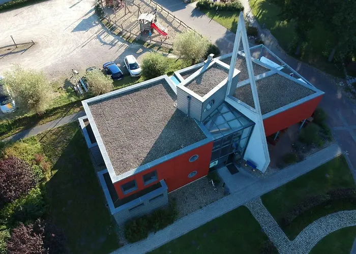 Marina Eldenburg - Ferienhaeuser Und Bootsverleih Am Tor Zur Mueritz
