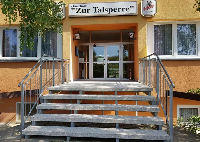 Hotel und Campingstell und Zeltplatz an der Talsperre im Harz