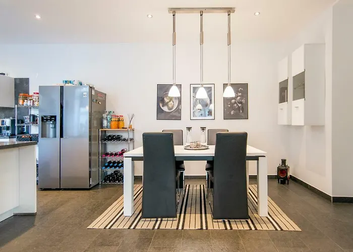 White Lofty Und White Studio