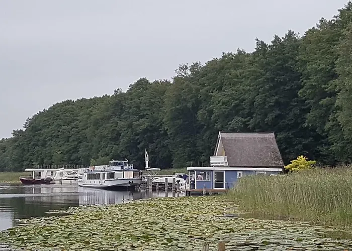 Hausboot Mirabella Am Müritz Nationalpark Festanliegend
